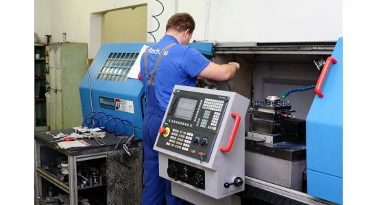 CNC esztergályos